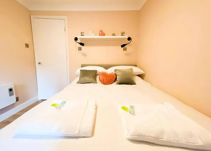 Central Two Bedroom, Free Private Parking