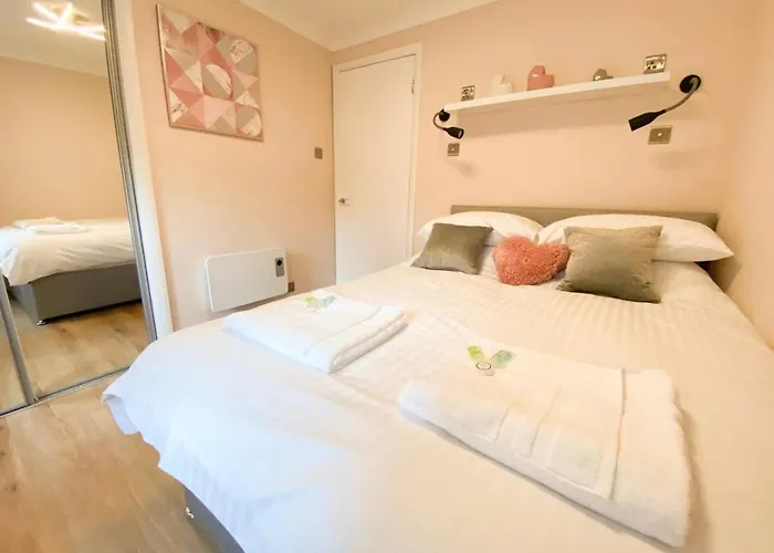 Central Two Bedroom, Free Private Parking