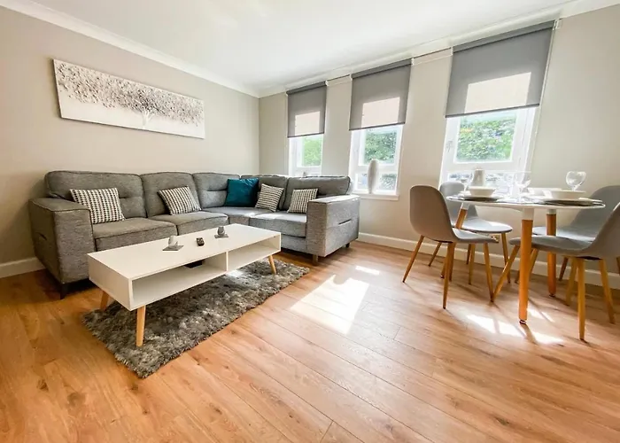 Central Two Bedroom, Free Private Parking