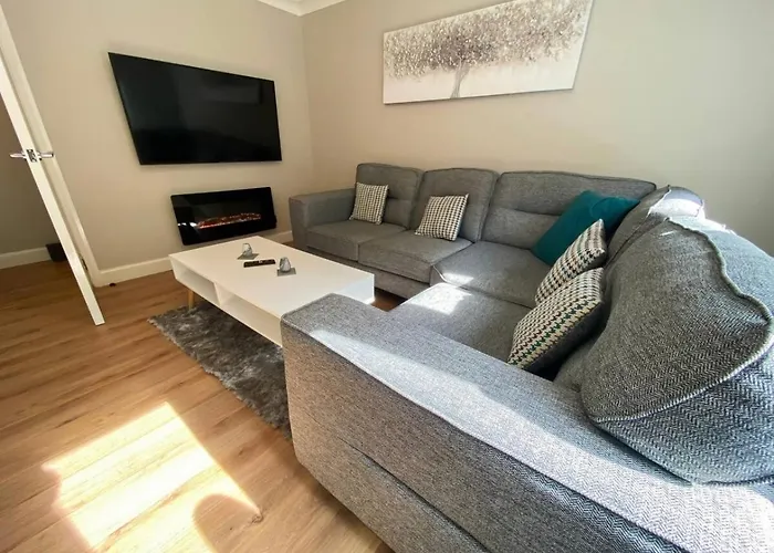Central Two Bedroom, Free Private Parking