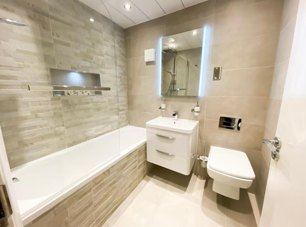 Two Bedroom, Free Private Parking * Glasgow
